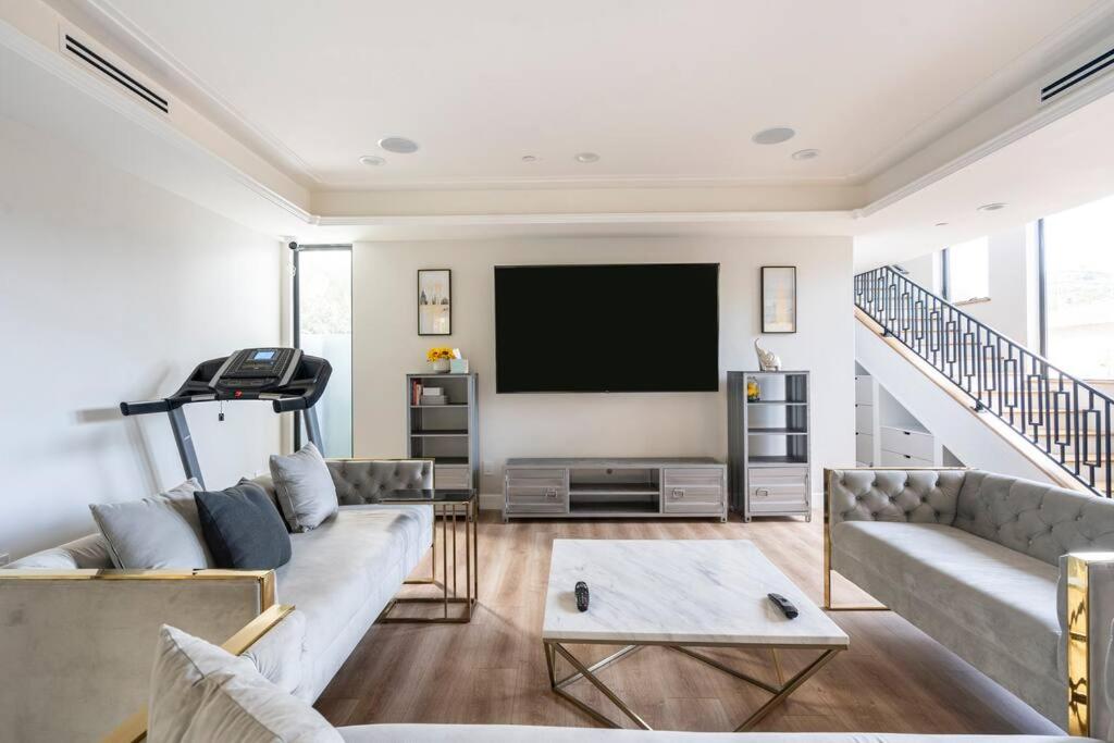 Santa Monica New Luxury Spacious 6-Bedroom House